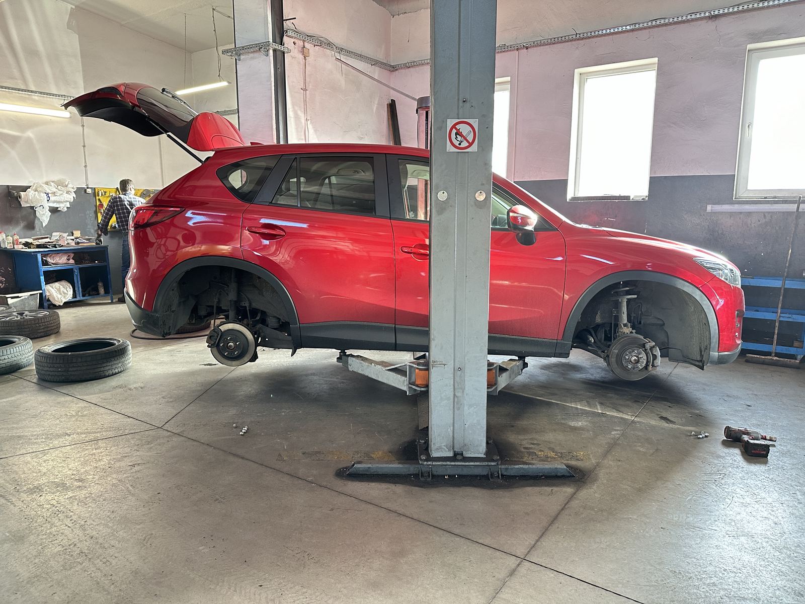 Naprawa zawieszenia samochodu osobowego na podnośniku – mechanik Białystok