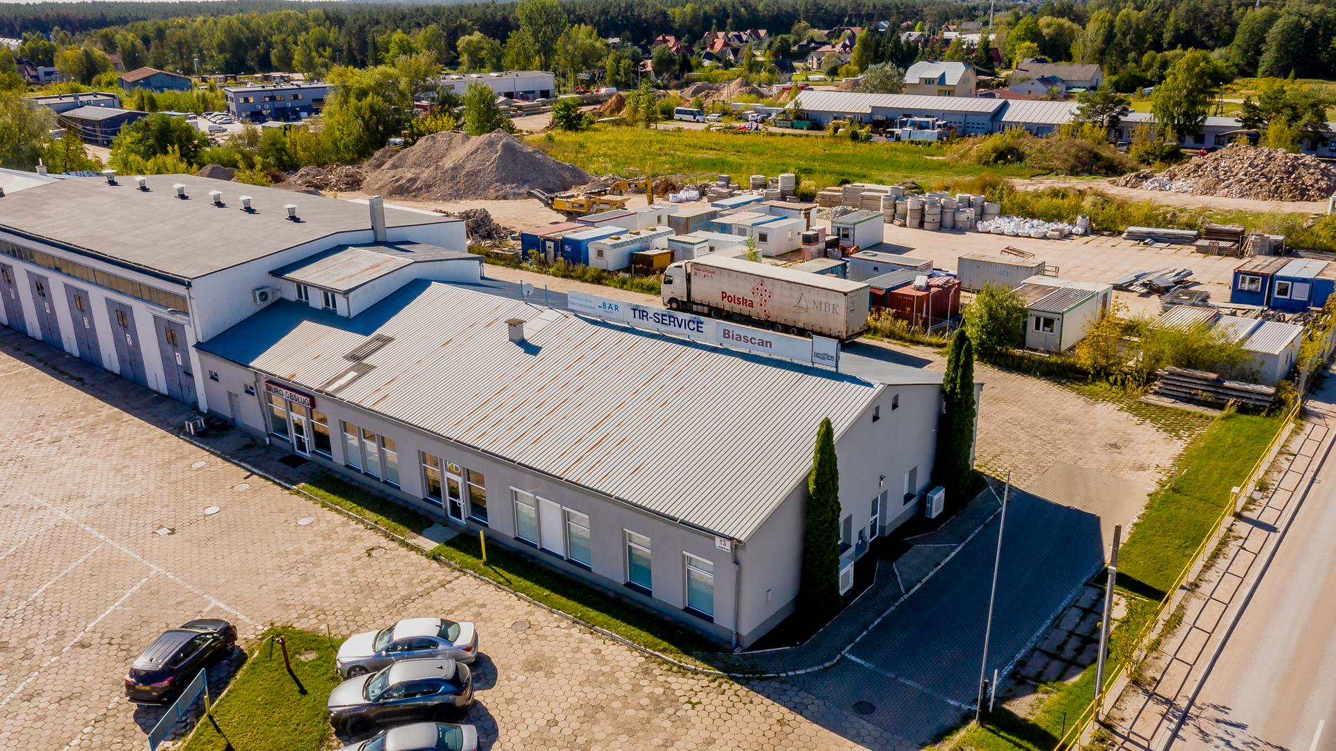 Hala warsztatowa i parking TIR Biascan przy ul. Serwisowej w Białymstoku – widok z drona