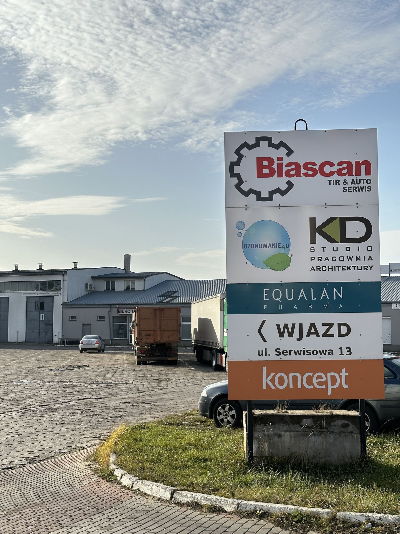 Wjazd do warsztatu samochodowego Biascan przy ul. Serwisowej 13 w Białymstoku